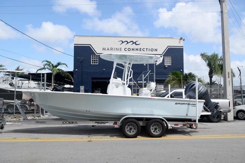 Thumbnail 4 for New 2020 Sportsman Masters 227 Bay Boat boat for sale in Miami, FL