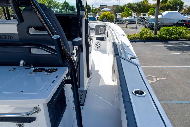 Thumbnail 41 for New 2020 Blackfin 332CC Center Console boat for sale in Fort Lauderdale, FL