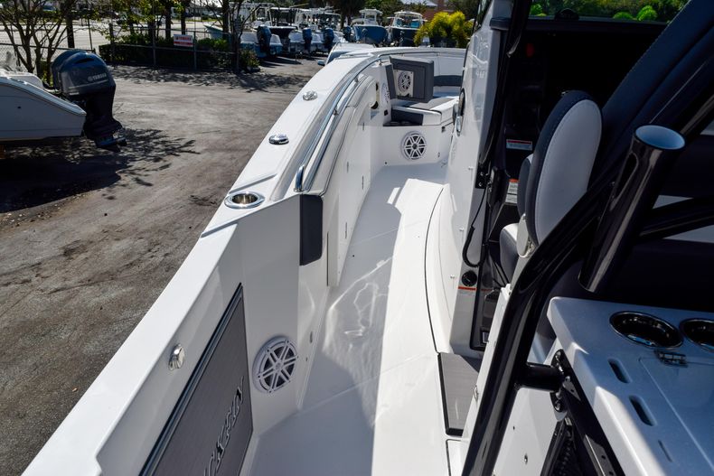 Thumbnail 42 for New 2020 Blackfin 332CC Center Console boat for sale in Fort Lauderdale, FL