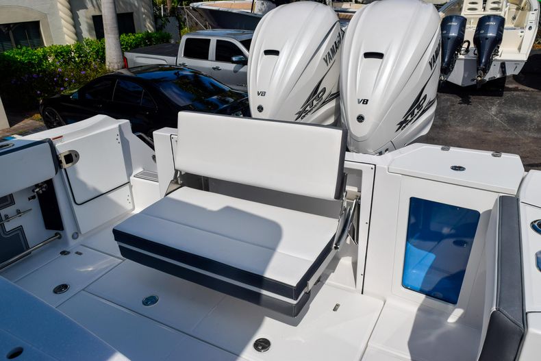 Thumbnail 23 for New 2020 Blackfin 332CC Center Console boat for sale in Fort Lauderdale, FL