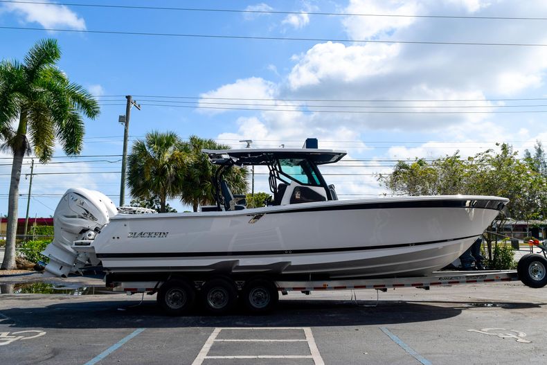 Thumbnail 6 for New 2020 Blackfin 332CC Center Console boat for sale in Fort Lauderdale, FL