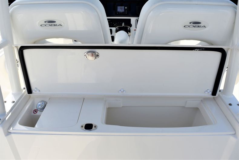 Thumbnail 16 for New 2020 Cobia 301 CC Center Console boat for sale in West Palm Beach, FL