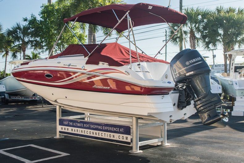 Thumbnail 13 for New 2014 Hurricane SunDeck SD 2200 OB boat for sale in Miami, FL