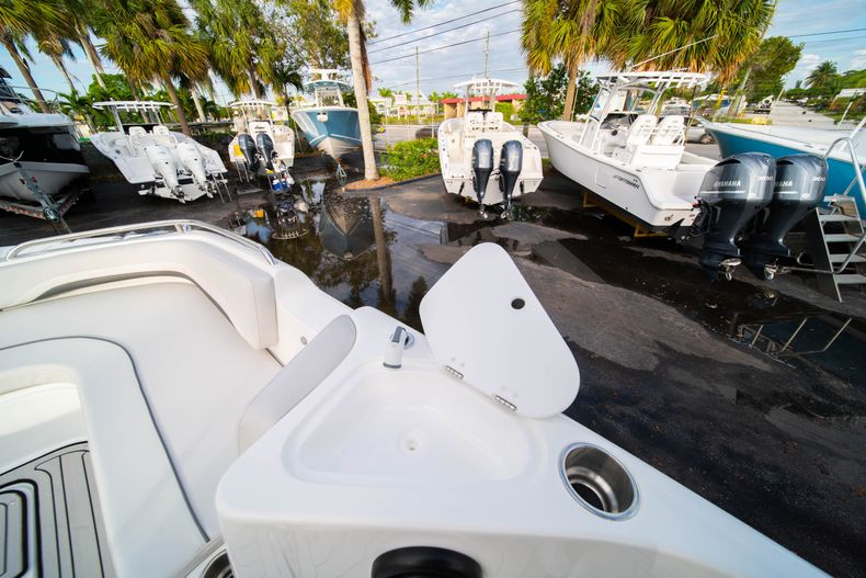 Thumbnail 25 for New 2019 Hurricane Sundeck Sport SS 231 OB boat for sale in West Palm Beach, FL