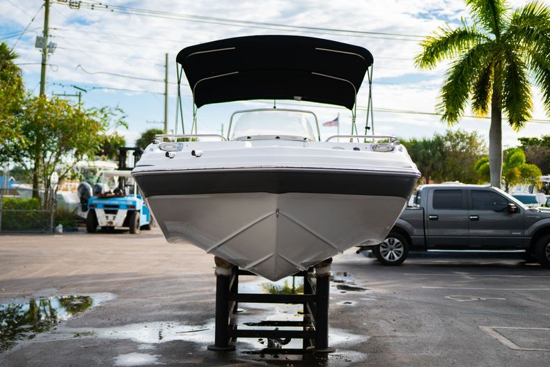 Thumbnail 2 for New 2019 Hurricane Sundeck Sport SS 231 OB boat for sale in West Palm Beach, FL