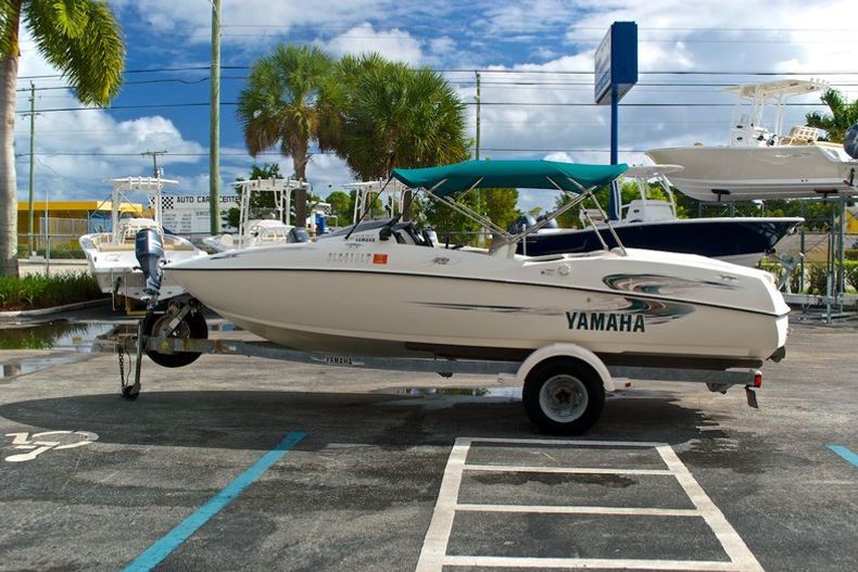 Thumbnail 4 for Used 2000 Yamaha LS2000 Twin Jet Boat boat for sale in West Palm Beach, FL