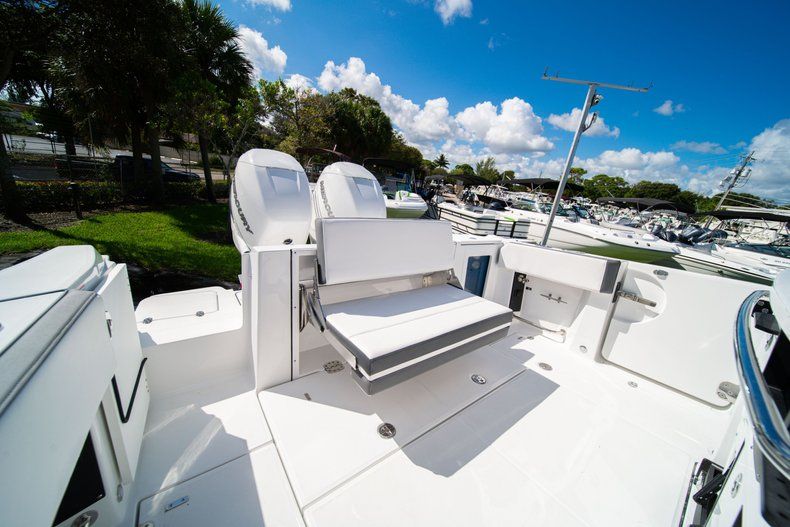 Thumbnail 8 for New 2020 Blackfin 332CC Center Console boat for sale in West Palm Beach, FL