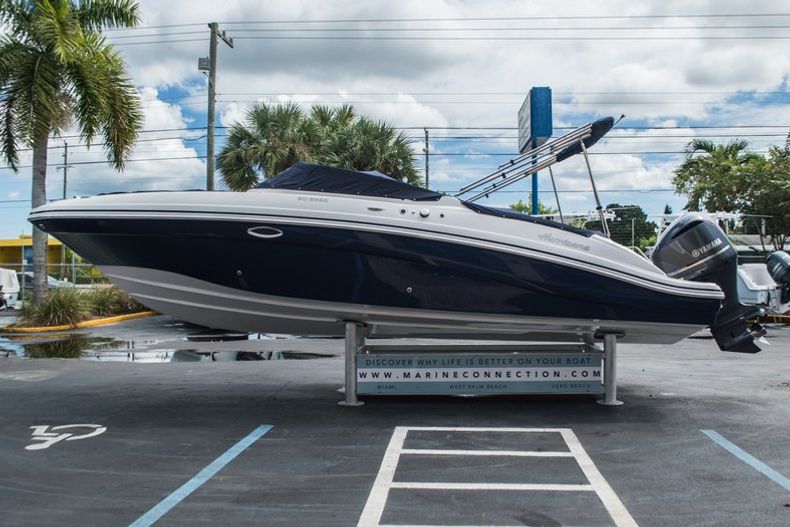 Thumbnail 12 for New 2016 Hurricane SunDeck SD 2690 OB boat for sale in Miami, FL