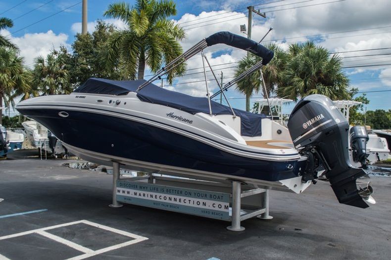 Thumbnail 13 for New 2016 Hurricane SunDeck SD 2690 OB boat for sale in Miami, FL