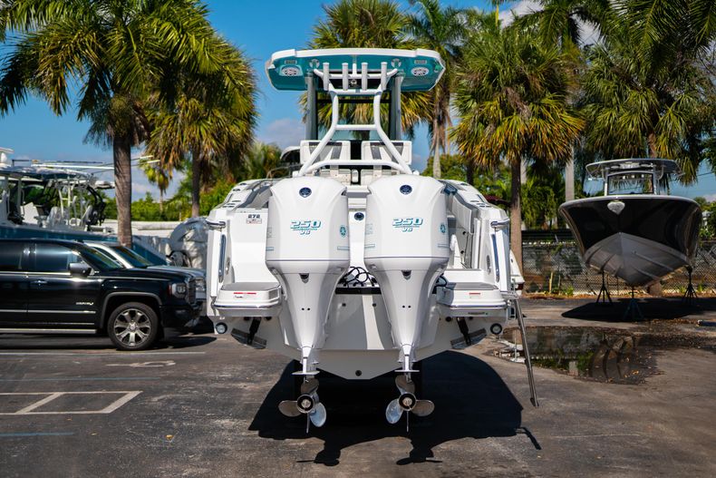 Thumbnail 6 for New 2019 Blackfin 272CC Center Console boat for sale in Fort Lauderdale, FL
