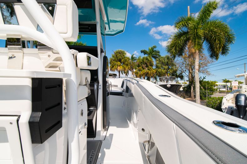 Thumbnail 18 for New 2019 Blackfin 272CC Center Console boat for sale in Fort Lauderdale, FL