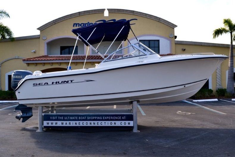Used 2005 Sea Hunt Escape 220 Dual Console boat for sale in West Palm Beach, FL